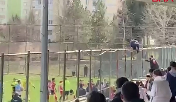 Cezalı antrenör tel örgüleri aşarak sahaya indi