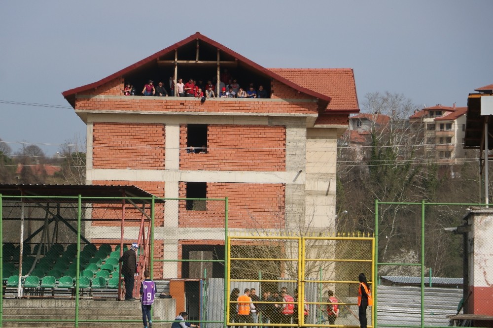 Cezalı maçta takıma destek için taraftarlar binanın tepesine çıktı 