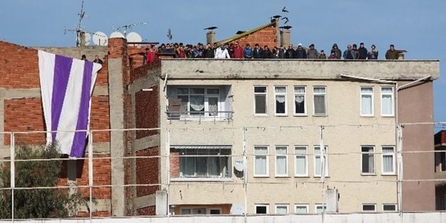 Cezalı taraftarlar maçı çatıdan izledi