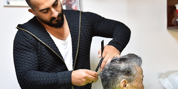 Cezasını huzurevi sakinlerinin saçlarını keserek çekti