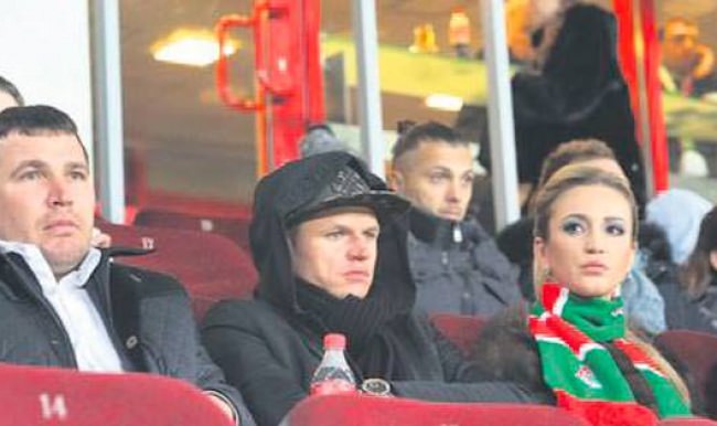 Cezasını tribünde çekti