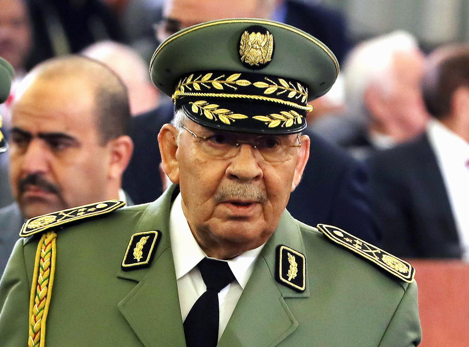 Cezayir’de Bouteflika’ya istifa çağrısında bulunan ordu şefi Salah hayatını kaybetti 