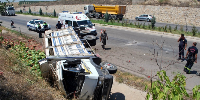 Karpuz yüklü kamyonet devrildi: 3 yaralı