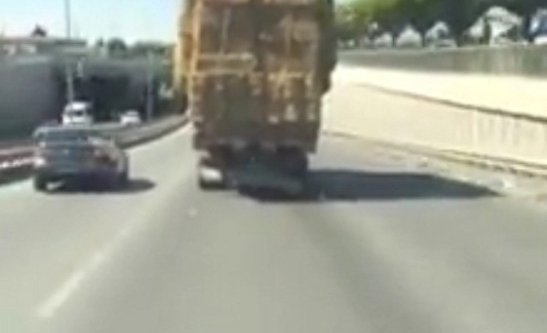 Saman yüklü kamyon trafikte zor anlar yaşattı