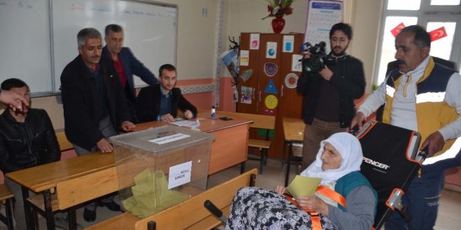 Sedyeyle oy kullanmaya getirildi