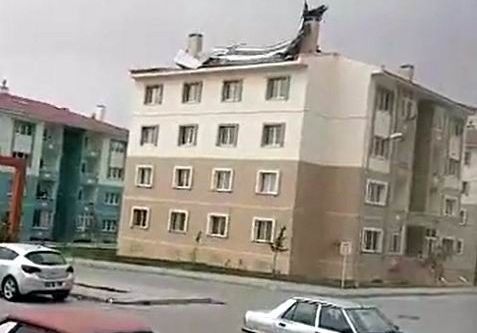 Fırtına çatıları uçurdu