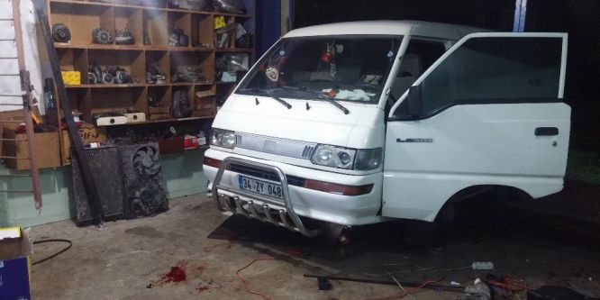 Tamir ettiği aracın altında kaldı