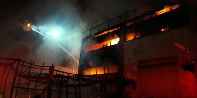 Sancaktepe’de çıkan yangında fabrika alev alev yandı