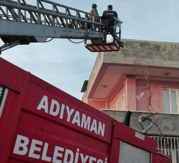 Adıyaman'da terasta mahsur kalan şahıs kurtarıldı
