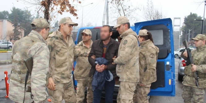 Terör propagandası yaptığı iddia edilen 2 kişi gözaltına alındı