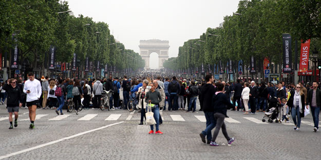 Champs Elysees trafiğe kapatıldı
