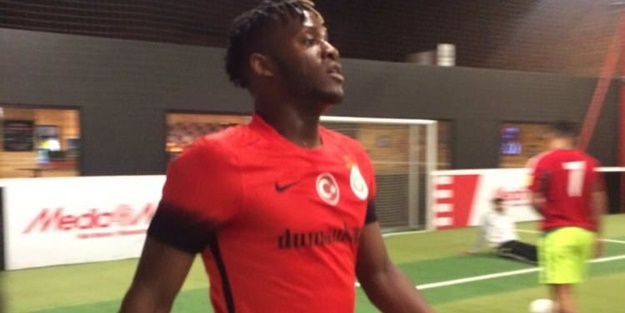 Chelsea'li futbolcu Galatasaray forması giydi!