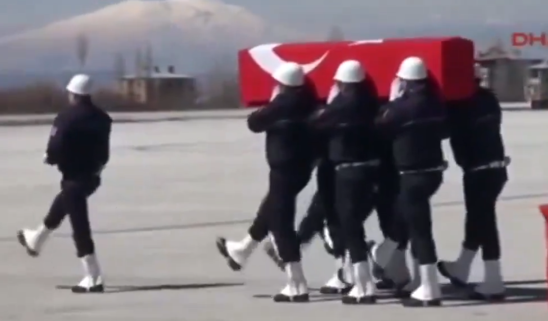 Chopin'e ait olan Piyano Sonatı ile uğurlanıyordu Özel Harekat polisleri duruma böyle el koydu. Şehit naaşını omuzlarına alarak tekbir sesleriyle ortalığı inletti.