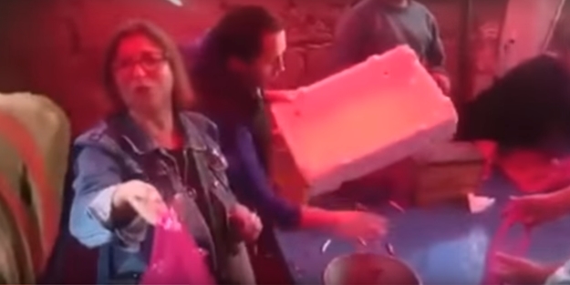 CHP 1 oya 1 kilo hamsi dağıttı!