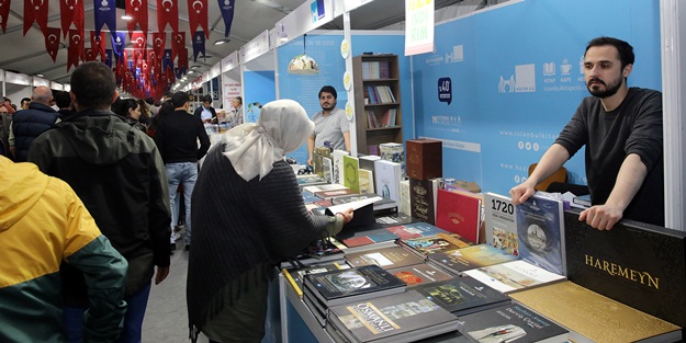 CHP Adayı'nın izin vermediği kitap fuarına İstanbullular akın ediyor
