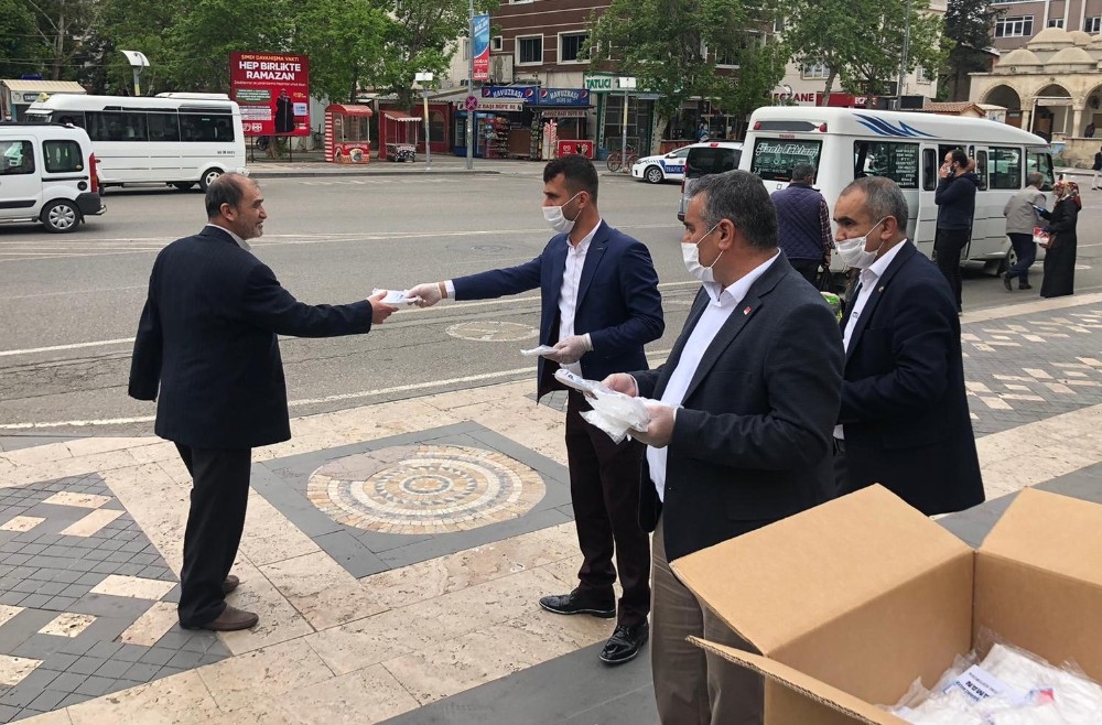 CHP Adıyaman Teşkilatı maske dağıttı 