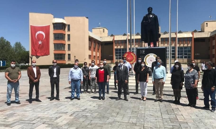 CHP, Atatürk anıtına çelenk bıraktı 