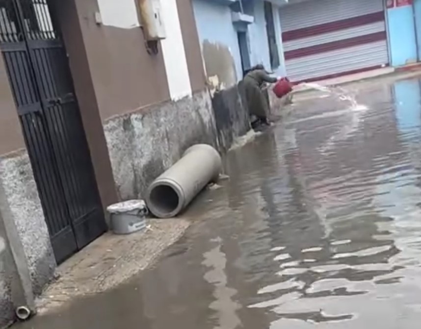 Yaparsa CHP yapar! Zeydan Karalar'dan sokakta havuz hizmeti