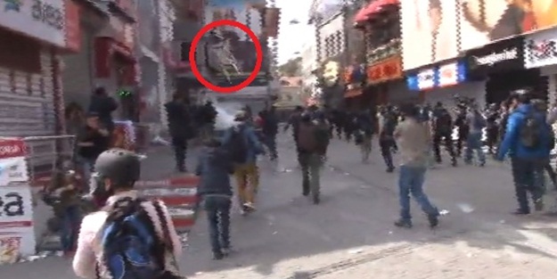 CHP binasından polise sandalye fırlatıldı!- VIDEO