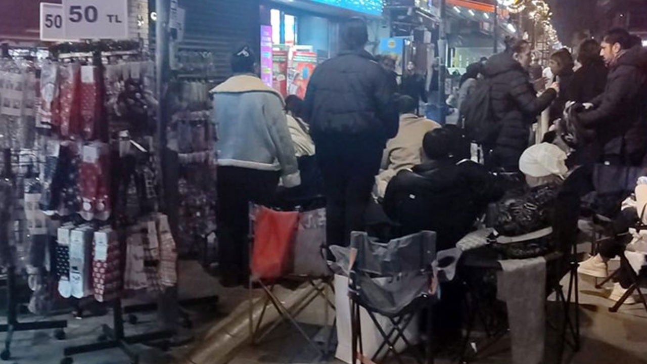 CHP bu kuyruk senin eserin! İzmir çöp kokusundan geçilmeyince millet kozmetik kuyruğunda sabahladı