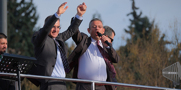 CHP evlere şenlik! Özgür Özel mitingde yine rezil oldu