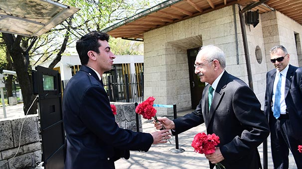 CHP Genel Başkanı Kemal Kılıçdaroğlu'ndan polislere karanfilli kutlama