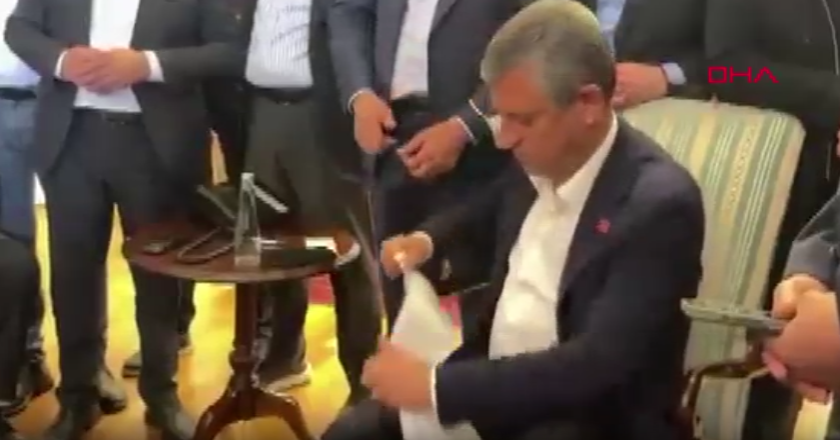 CHP Genel Merkezi'nde eşkıyalık! Özgür Özel devletin resmi tebligatını yırtıp attı!