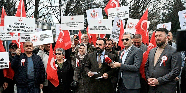 CHP-HDP arasındaki kirli pazarlığa tepkiler çığ gibi: Vatanı satmaya utanmıyor musun?