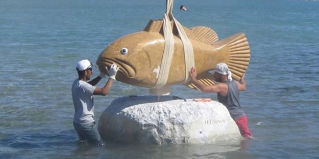 CHP heykelde sınırları aştı! Denizin ortasına 10 tonluk balık heykeli...