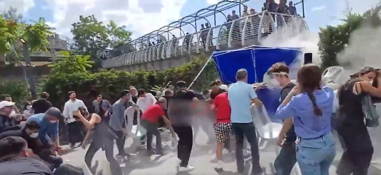 CHP il binası önünde rezalet! Provokatörler polise sandalye fırlattı, küfürler havada uçuştu