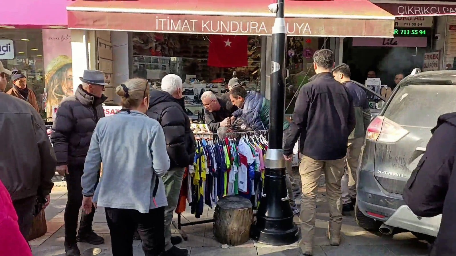 CHP İlçe Başkanlığı önünde gerginlik! ‘Kızıma küfür ettiler’