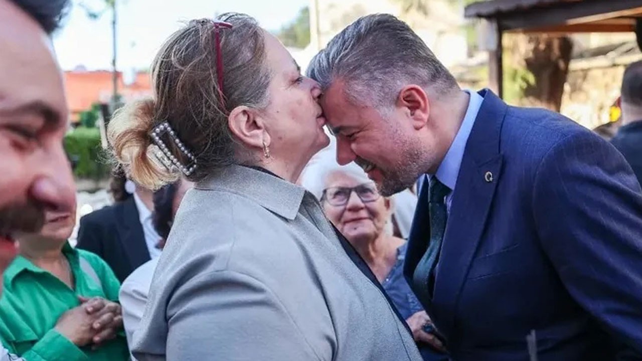 CHP, işçilerin alacaklarını ödemeyip sevgilisi ile Tayland’a tatile giden CHP’li başkanı alnından öperek tebrik etti: Aslan, aslan!