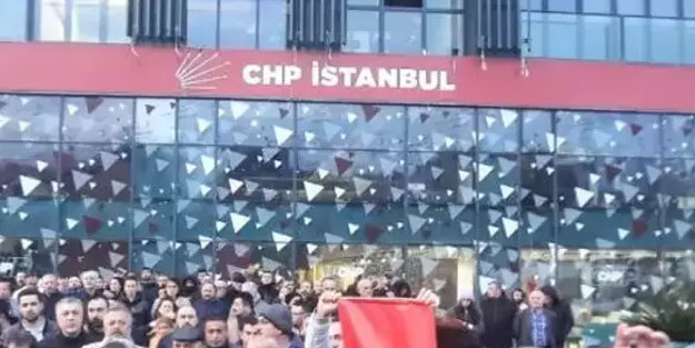 CHP İstanbul İl Başkanlığı önünde 'ithal başkan istemeyiz' eylemi