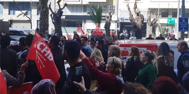 CHP İzmir İl Başkanlığı önünde protesto