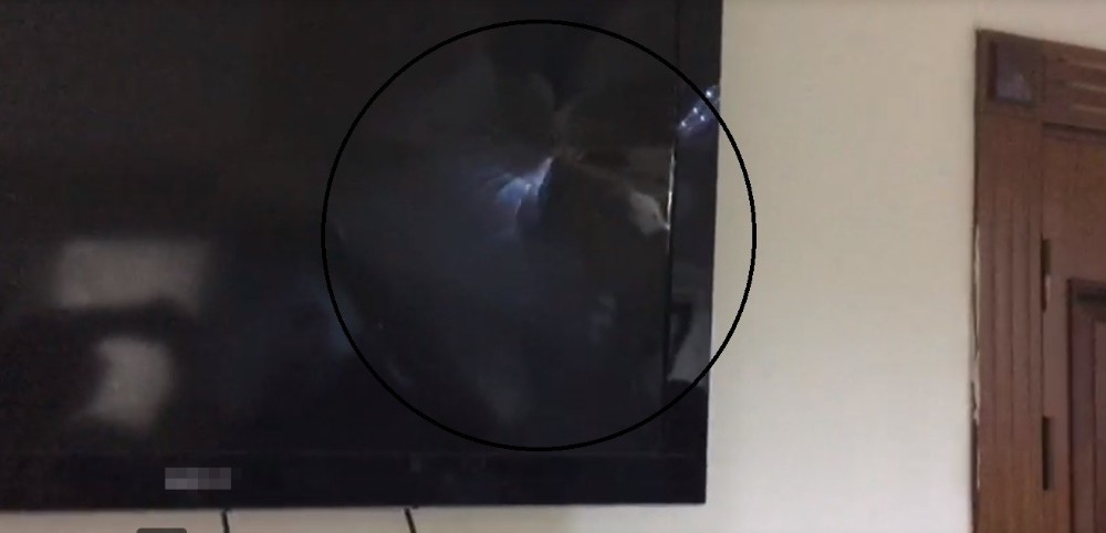 CHP İzmir İl Başkanlığı karıştı, televizyonu yumrukladılar 