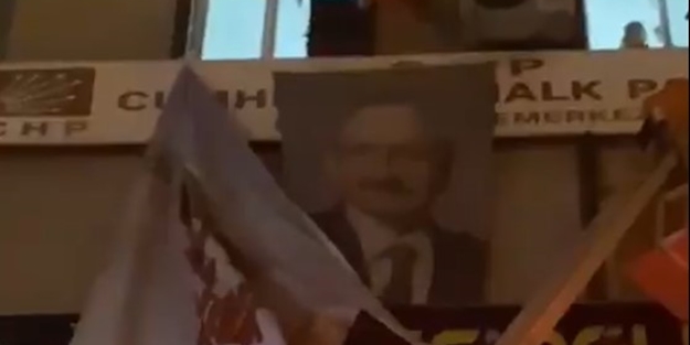 CHP Kemal'in üstüne afiş astı!