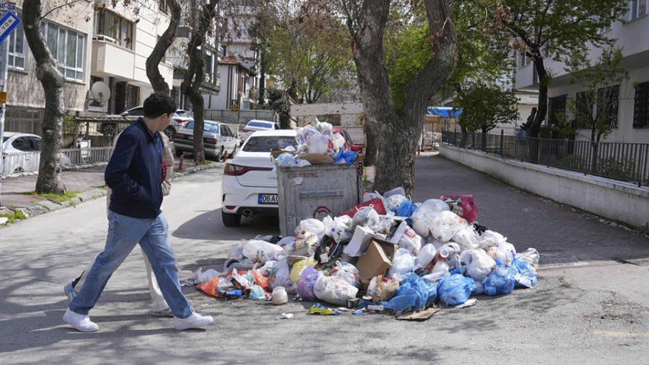 CHP klasiği: İşçilerin parası ödenmedi, başkentin sokakları çöple doldu!