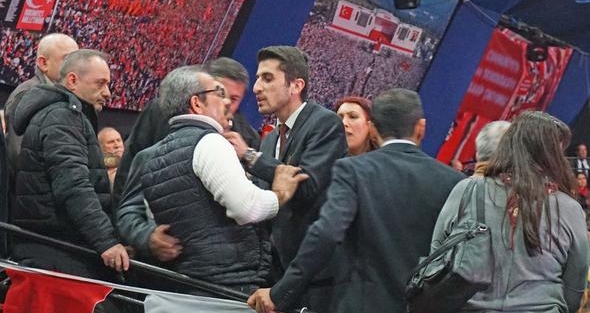 CHP kongresinde kavga! Ortalık karıştı