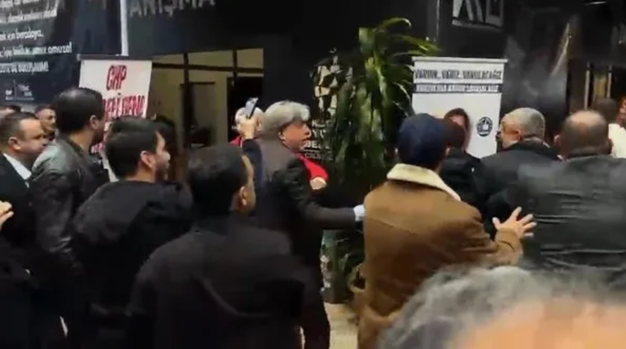 CHP kongresinde skandal! Gazetecilere saldırdılar! O anlar kamerada