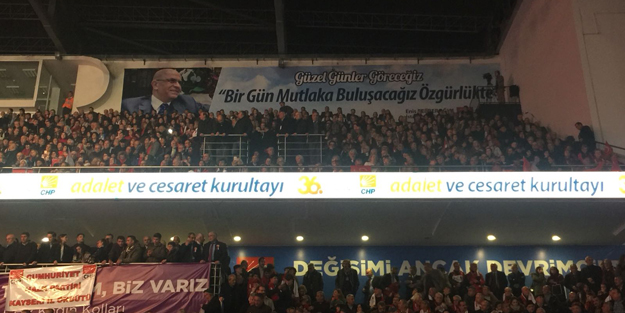 CHP Kurultay Salonu FETÖ tutuklusuna sahip çıktı!