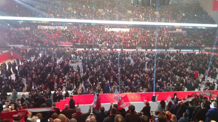 CHP kurultayı sorunla başladı! Salonu terk etti