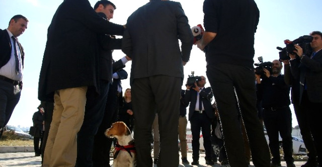 CHP’li vekil köpekle basın toplantısı düzenledi