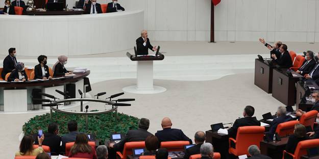 CHP Lideri Kılıçdaroğlu'nun TBMM'deki 'edepsiz' hareketine tepkiler çığ gibi: Eline, beline, diline sahip ol!