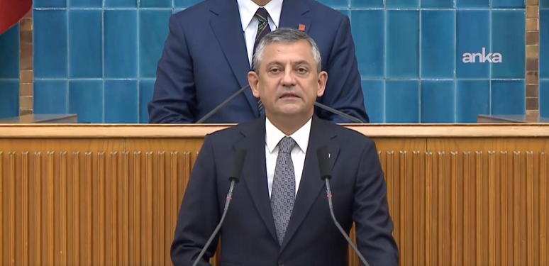 CHP Lideri Özel zoru görünce plağı çevirdi! "Atatürk ‘Benim iki büyük eserim var bunlardan birisi Cumhuriyet, diğeri ise CHP’ diyor"