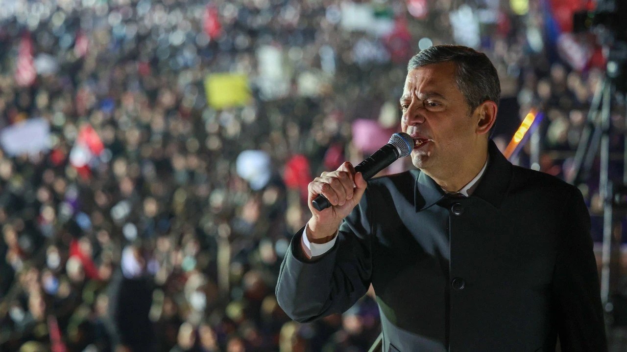 CHP Lideri Özel’e göre hiçbir siyasi parti başkanı hapiste olmamalıymış! O zaman her mafya lideri, uyuşturucu baronu bir parti kursun!