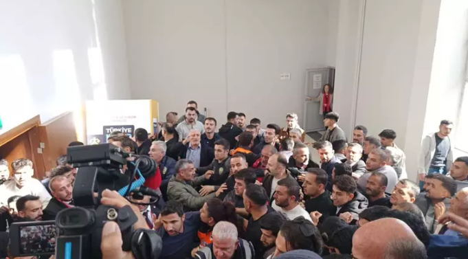 CHP Malatya Kongresi karıştı! Salondaki kavgaya polis müdahale etti