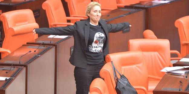 Mecliste soyunmalı protesto yapan vekile şok