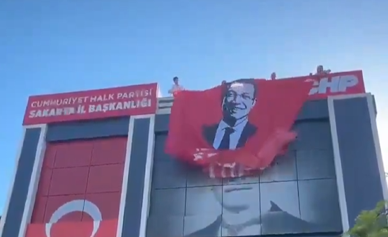 CHP Sakarya’da yeni afiş krizi! Atatürk'ün posteri üzerine İmamoğlu posteri
