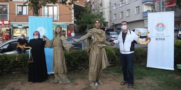CHP şaşırttı! Bu kez 'yürüyen heykel' yaptılar