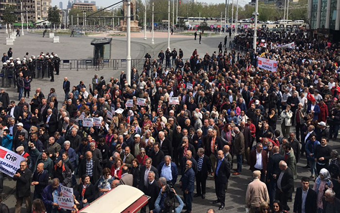 CHP Taksim'e çıkamadı! Oldukları yere oturdular